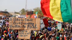 „Pryč s Francií, francouzští vojáci, opusťte Mali. Ať žije Mali, ať žije Afrika,“ hlásá jeden z transparentů na páteční protifrancouzské demonstraci