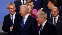 Americký prezident Joe Biden, generální tajemník NATO Jens Stoltenberg, britský premiér Boris Johnson a německý kancléř Olaf Scholz na summitu NATO v Madridu.