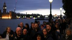 Začátek a konec „národní chvíle zamyšlení“ označil zvon na věži Big Ben v centru Londýna, kolem které mlčky stály stovky lidí