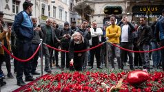 Lidé v Istanbulu truchlí za oběti teroristického útoku, který si vyžádal aspoň šest životů