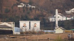 Budovy v KLDR se severokorejskými vůdci Kim Ir-senem a Kim Čong-unem (archivní foto)
