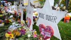 Lidé přišli k synagoze Strom Života v Pittsburghu vzdát hold s mrtvými po masové střelbě