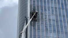 Poškozená fasáda výškové budovy v Moskvě po údajném útoku ukrajinského dronu