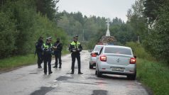 Policisté blokují silnici poblíž místa havárie soukromého letadla spojovaného s šéfem wagnerovců Jevgenijem Prigožinem v Tverské oblasti.