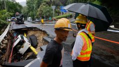 Silnice v Hongkongu se v důsledku povodní propadla