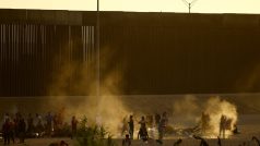 Migranti se shromažďují u hraniční zdi po překročení řeky Rio Bravo s úmyslem přihlásit se agentům americké pohraniční stráže a požádat o azyl, pohled z Ciudad Juarez