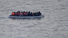 Migranti, kteří na gumovém člunu plují z Francie do Velké Británie skrze Lamanšský průliv