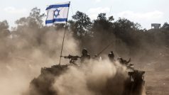 Izraelský obrněný transportér zaujímá pozice u izraelských hranic s Pásmem Gazy