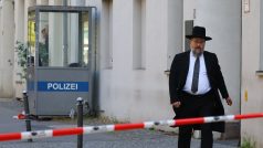 Policejní páska před budovou židovského komunitního střediska se synagogou v Berlíně, na kterou 18. října někdo hodil zápalné lahve.