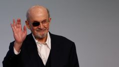 Salman Rushdie se stal v srpnu 2022 v New Yorku obětí útoku nožem