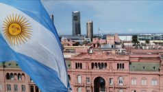 Argentinská vlajka vlaje před prezidentským palácem Casa Rosada v Buenos Aires