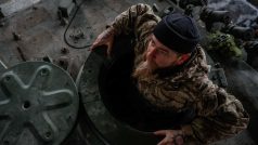 Oprava poškozené vojenské techniky v Kyjevě