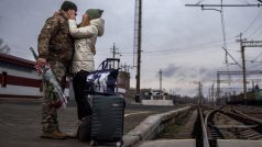 Ukrajinského vojáka Vadyma přijela před Vánoci během krátké přestávky v bojích na frontě navštívit jeho žena Lydie