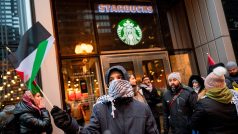 I Starbucks se potýká s propadem svých akcií