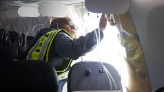 Vyšetřovatel Národního úřadu pro bezpečnost v dopravě  John Lovell zkoumá letadlo