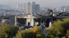 Poničená budova v iráckém městě Irbíl po íránském raketovém útoku