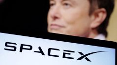 Logo SpaceX a fotografie Elona Muska, ilustrace je pořízená 19. prosince 2022