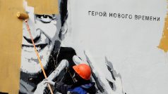 Dělník maluje na graffiti zobrazující uvězněného ruského opozičního politika Alexeje Navalného v Petrohradě 28. dubna 2021. Na graffiti je napsáno: &quot;Hrdina nové doby&quot;