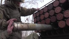 Ruský voják nabíjí salvový raketomet Tornado-G v Kupjanské oblasti