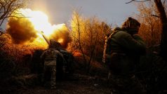 Ukrajinský voják střílí z houfnice D-30 na ruské vojáky