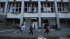 Volodymyr Zelenskyj ve večerním poselství upřesnil, že ruská raketa poškodila mimo jiné učiliště a školku