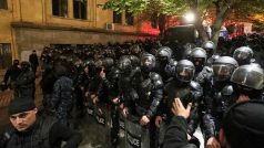 Při demonstraci blokovali vstup do parlamentu policejní těžkooděnci