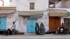 Ženy v burkách po hlasování během první fáze parlamentních voleb ve vesnici Kutba Kutbi