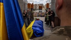 Smuteční obřad za ukrajinského vojáka Eduarda Hatmullina v Kyjevě