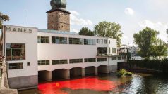 Rudou barvu nalila do Vltavy zřejmě umělecká skupina. &#039;Mánes krvácí &#039;, napsali její členové