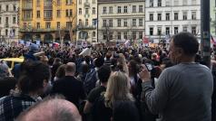 Lidé uprostřed Václavského náměstí v Praze demonstrují proti Andreji Babišovi (ANO).