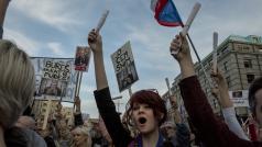 V Praze a dalších téměř dvou desítkách měst v Česku se v pondělí v podvečer sešli lidé na demonstraci proti premiérovi v demisi Andreji Babišovi (ANO).