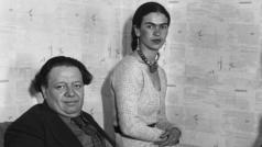 Frida Kahlo se svým manželem Diegem Riverou (vlevo)