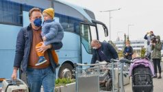 Z autobusu u terminálu 3 vystoupilo několik desítek rusky hovořících lidí, včetně dětí