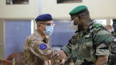 Generál Ridzák si &quot;třese rukou&quot; se zástupcem náčelníka Generálního štábu Malijské armády generálem Abdrahamanem Babym