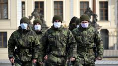 Vojáci v rouškách pochodují po Hradčanském náměstí