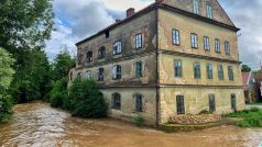 Řeka Novohradka vystoupala v Luži na Chrudimsku na třetí povodňový stupěň