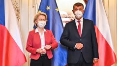 Premiér Andrej Babiš přivítal 19. července šéfku Evropské komise Ursulu Von der Leyenovou ve Státní opeře v Praze
