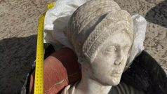 Mezi nalezenými artefakty byla římská mramorová busta ženy, která pravděpodobně představuje Salonii Matidii, neteř Trajána, římského císaře z let 98-117 n. l.