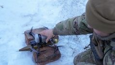 Ukrajinský voják umísťující FPV dron