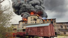 Požár střechy továrny v Kadani na Chomutovsku