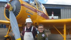 Třináctiletý Honza a osmiletý Vojta se také přišli podívat na legendární letoun