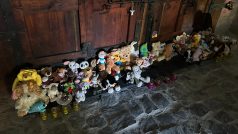 Pietní místo s hračkami, které připomíná dětské oběti války