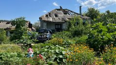 Rozbombardované auto na zahradě ve vesnici Kamenka