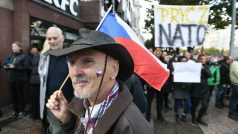 Demonstranti požadují i Výstup České republiky z NATO