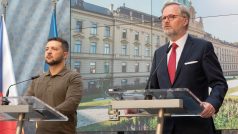 Volodymyr Zelenskyj a Petr Fiala po jednání ve Strakově akademii