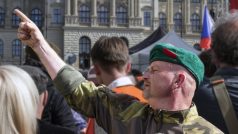 Muž, který v jednu chvíli hajloval na akci hnutí SPD na pražském Václavském náměstí. Snímek ho zachycuje v jiném okamžiku na téže akci.