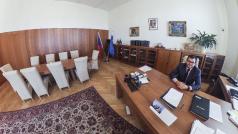 Ministr Jan Chvojka ve své kanceláří