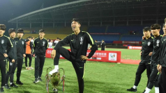 Inkriminovaný moment. Jihokorejský fotbalista slaví s nohou na poháru