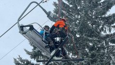 Hasiči zachraňují lyžařek, kteří uvízli na lanovce v areálu v Přemyslově