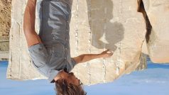 Sochař Martin Chmelař vybírá kameny pro Slezskou orlici